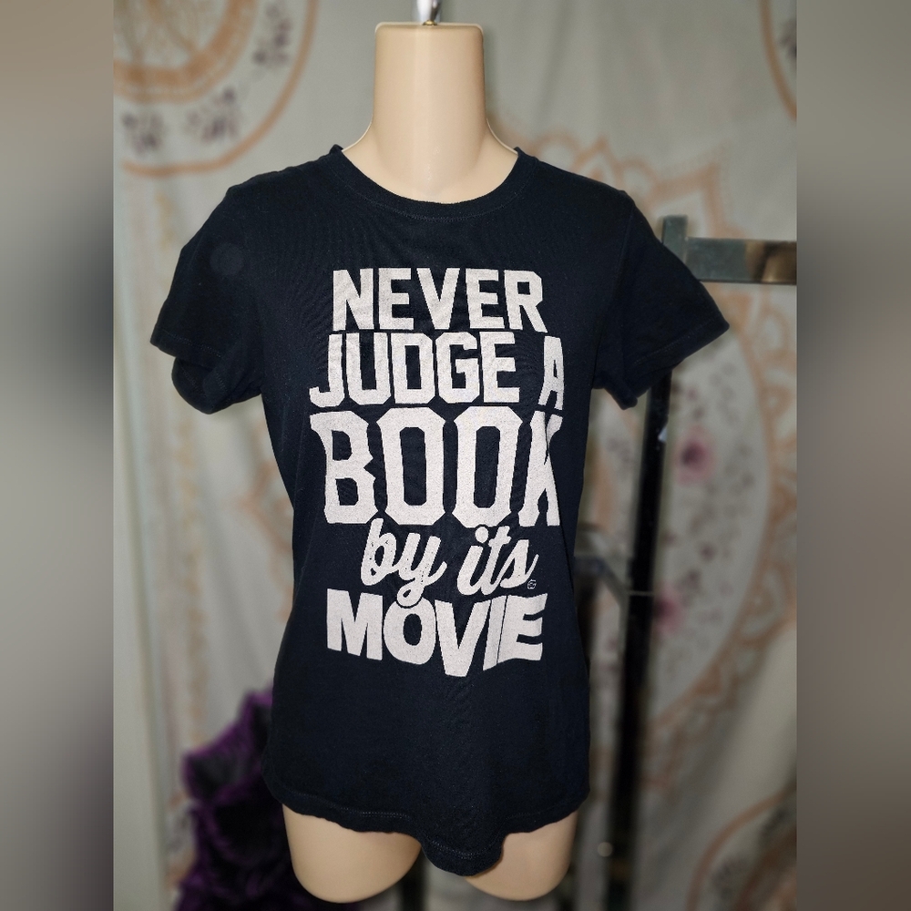 EUC Goody Two Sleeves 'Never Jusge A Book By Its Movie' Black & White Tee Small